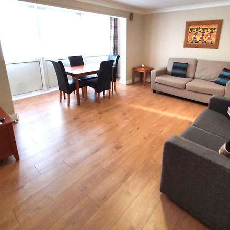 Wentworth Apartment With 2 Bedrooms, Superfast Wi-Fi And Parking Sittingbourne Exterior photo