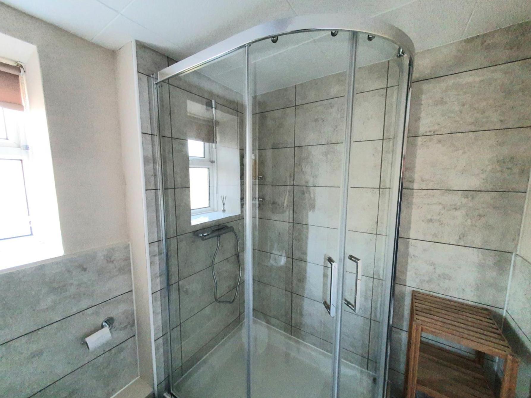 Wentworth Apartment With 2 Bedrooms, Superfast Wi-Fi And Parking Sittingbourne Exterior photo