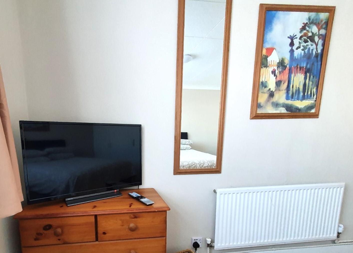 Wentworth Apartment With 2 Bedrooms, Superfast Wi-Fi And Parking Sittingbourne Exterior photo